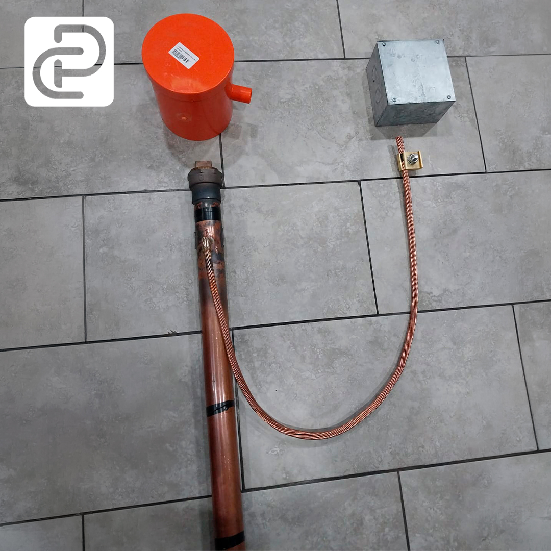 Detalle del tubo de cobre y cable 2/0 de una barra química Corpar antes de instalar